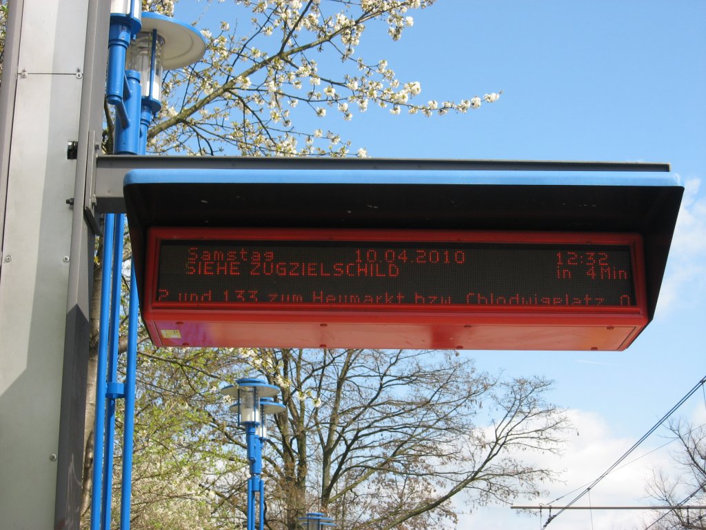 Mit  Siehe Zugzielschild  werden in Kln Zge der Klner Verkehrs-Betriebe angekndigt, die nicht ihren regulren Linienweg wegen Umleitungen ect. fahren knnen. Hier Aufgenommen am 10. April 2010 an der Haltestelle  Im Weidenbruch  whren der Streckensperrung zwischen  Poststrae  und  Severinstrae . 