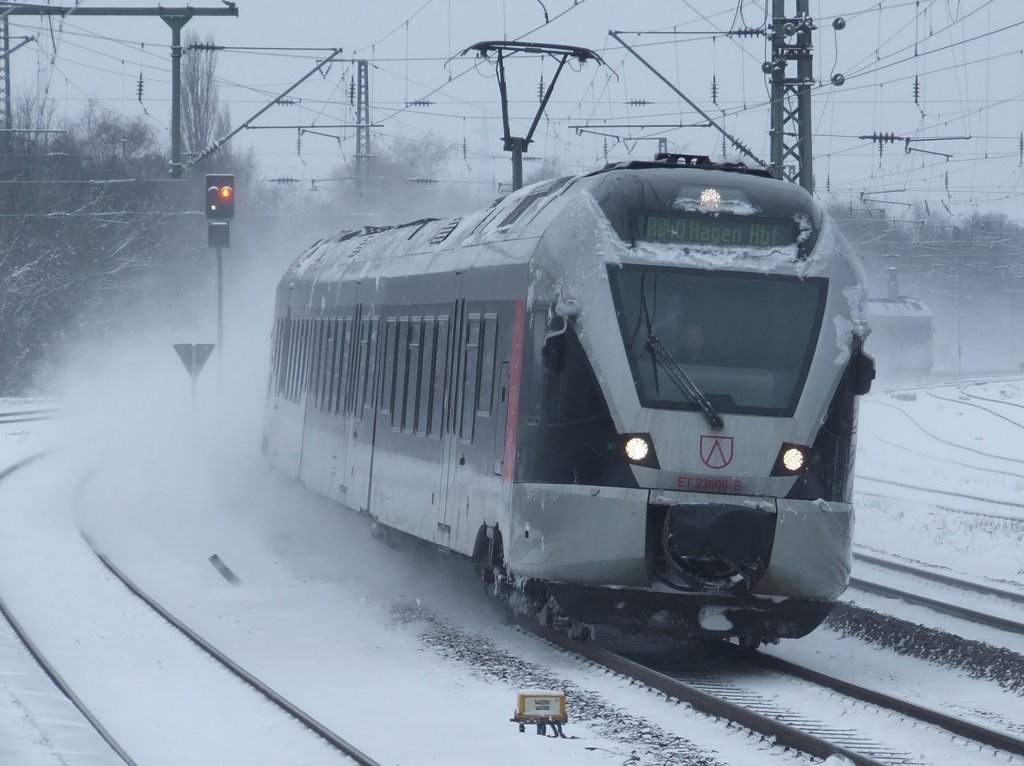 Mit den silber-schwarzen Fahrzeugen fast unsichtbar im Schnee... die Flirts der Abellio Rail NRW. Hier am 03.01.2010 in Bochum-Ehrenfeld.


