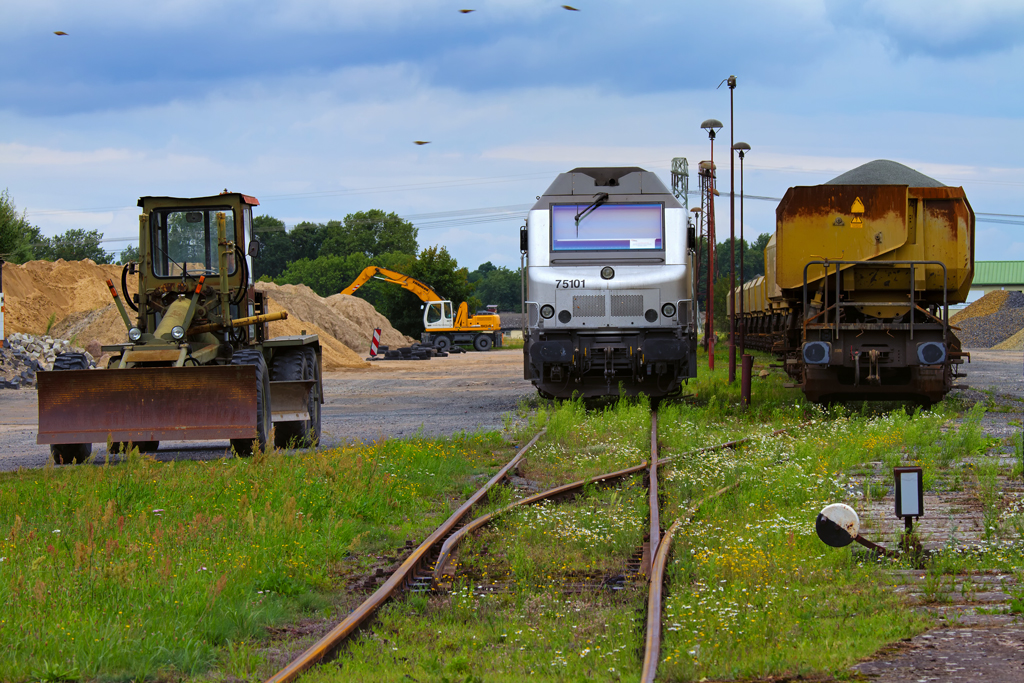 Mit Splitt beladene Wagen wurden zur Entladung durch die HSL im Anschluss des Bahnhofs Pasewalk-Ost bereitgestellt. - 07.08.2011

