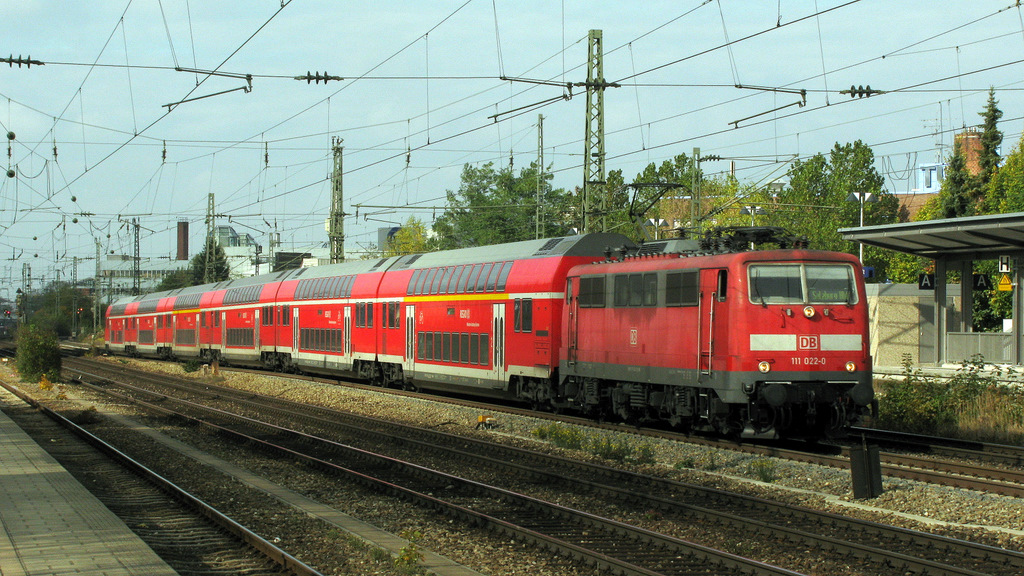 Mit einer staatlichen Reihe von Doppelstockwagen kam auch 111 022-0 mit ihrem Mnchen - Salzburg Express am 19.10. am Mnchener Heimeranplatz vorbei.
