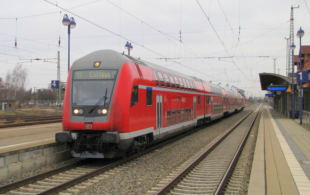 Mit Steuerwagen voraus kam am 27.12.2011 eine Garnitur des RE2 durch Lbbenau(Spreewald). Als Lok schob 182 001-8.