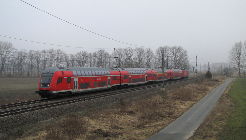 Mit Steuerwagen voraus kommt hier der RE5 von Rostock Hbf nach Stralsund durch Trebbin gefahren. 05.03.2011
