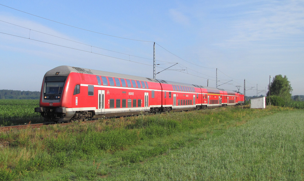 Mit Steuerwagen voraus kommt hier der RE5 von Stralsund nach Falkenberg gefahren. In wenigen Minuten wird er seinen Endbahnhof erreicht haben. Grfendorf den 01.07.2011