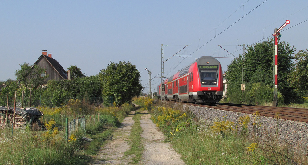 Mit Steuerwagen voraus kommt hier der RE nach Karlsruhe gefahren. Hier sieht man den Zug am 24.08.2011 kurz vor Durmersheim.