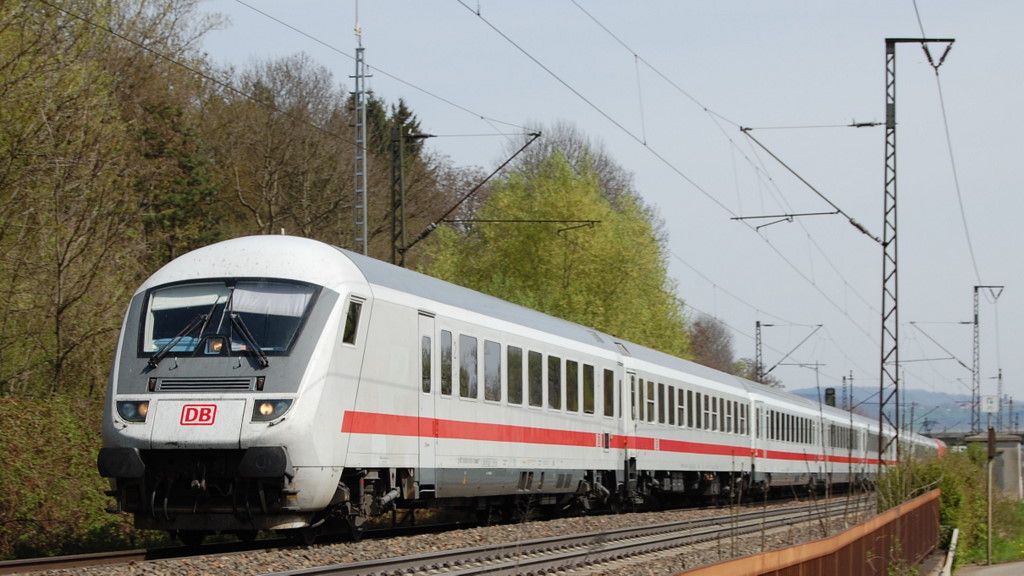 Mit Steuerwagen voraus rollt ein IC am 23.4.2010 ber die Filsbahn in Richtung Stuttgart. Aufgenommen kurz vor dem Bahnhof Gppingen.