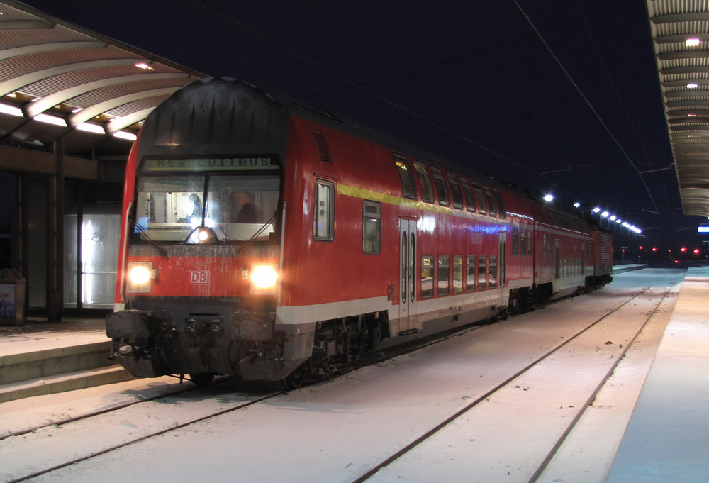 Mit Steuerwagen voraus steht am Gleis 2 des Bahnhofes Lbbenau/Spreewald der RE2 nach Cottbus ber Vetschau bereit. Lbbenau den 26.12.2010
