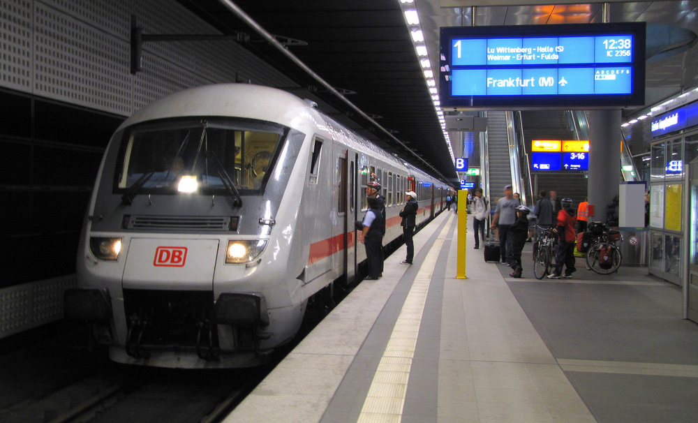 Mit Steuerwagen voraus steht dem IC 2356 nach Frankfurt(Main) Flughafen die Reise bevor. Hier steht er am 29.07.2011 im Berliner Hbf bereit und wartet auf die Abfahrt.