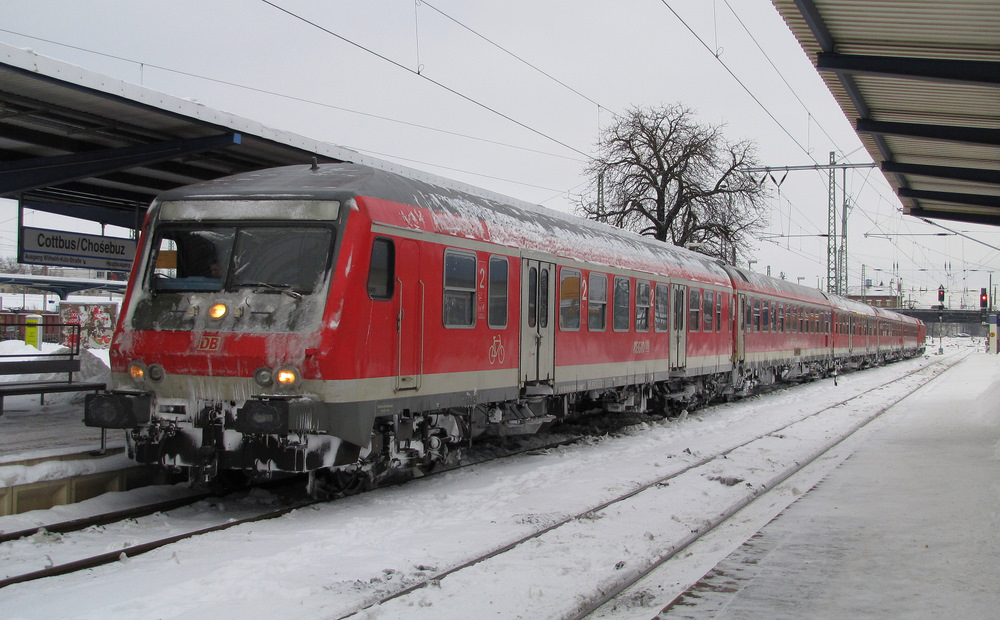 Mit Steuerwagen voraus steht der RE10 nach Leipzig am Gleis zur Abfahrt bereit. Cottbus den 27.12.2010

