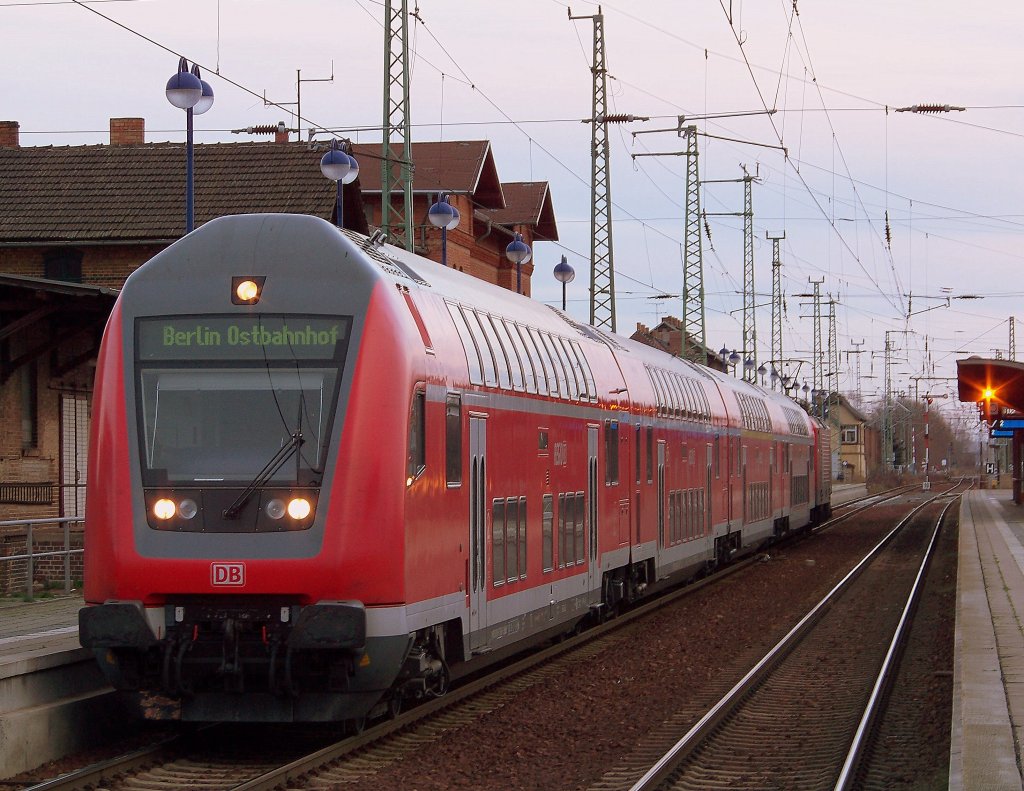 Mit Steuerwagn voraus kommt hier der RE2 von Cottbus nach Berlin Ostbahnhof. Aufgrund der Stadtbahnarbeiten fuhr er nicht weiter nach Rathenow. Lbbenau/Spreewald den 28.11.2009