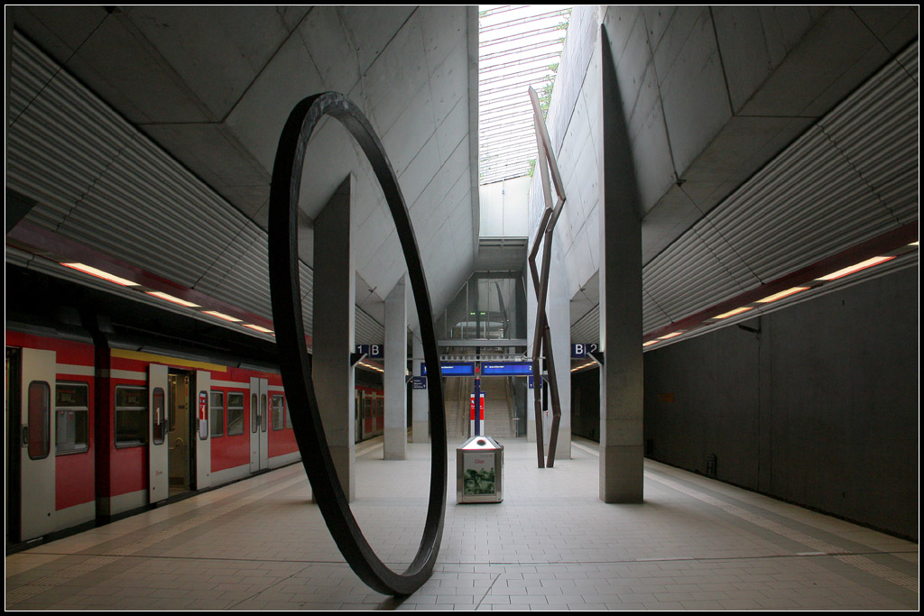 Mit Tageslicht - 

Der unterirdische Endbahnhof der S-Bahnlinie 2 in Filderstadt-Bernhausen erhält über ein Oberlicht Tageslicht. Vorherrschendes Material ist grauer Sichtbeton. Fertiggestellt wurde die lange eingleisige Tunnelstrecken unter dem Flughafen bis nach Bernhausen am 29. September 2001. 

12.05.2001 (M)