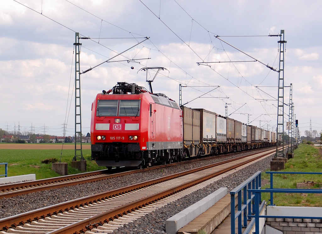 Mit Tragwagen kommt aus Richtung K�ln die 185 117-9 bei Allerheiligen gefahren.20.4.2012