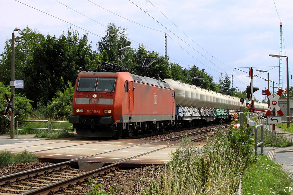Mit tschechischen Zwiebelwagen durchfhrt 185 146-8 am 30.7.2010 den Haltepunkt Dresden-Stetzsch.