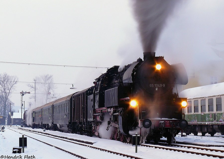 Mit �ber 120 Minuten Versp�tung rollte der Sonderzug der Geraer Eisenbahnwelten am 19.12.09 in Schlettau ein. Bei -17 Grad Celsius froren sogar bei dem nur 4 Min�tigen Aufenthalt die Bremsen der 65 1049 etwas fest. Am Zugschluss schob 112 646 der Erzgebirgsbahn nach.
