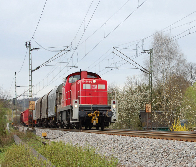 Mit einer bergabe in Richtung Gppingen ist 294 863-6 am 10.4.2012 auf der Filsbahn bei Plochingen unterwegs.