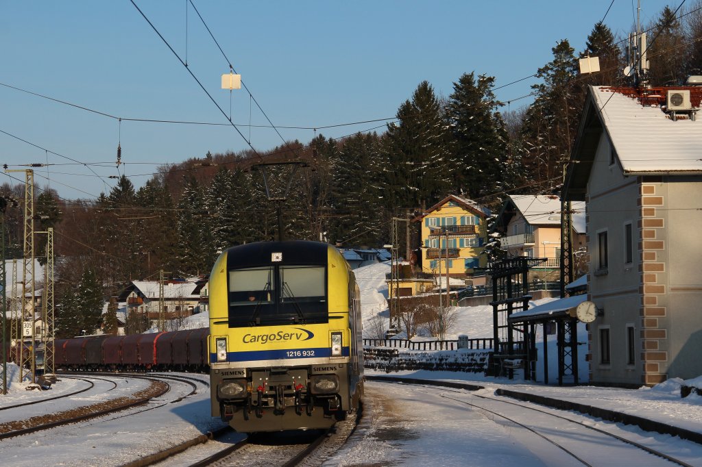 Mit ungefhr 150 Minuten Versptung fhrt der LogServ GAG 47209 (Voest Alpine Linz - Cittadella) durch den Bahnhof Hallwang-Elixhausen.
Zuglok war die CargoServ 1216 932, Zwischenlok die SLB 1216 940.