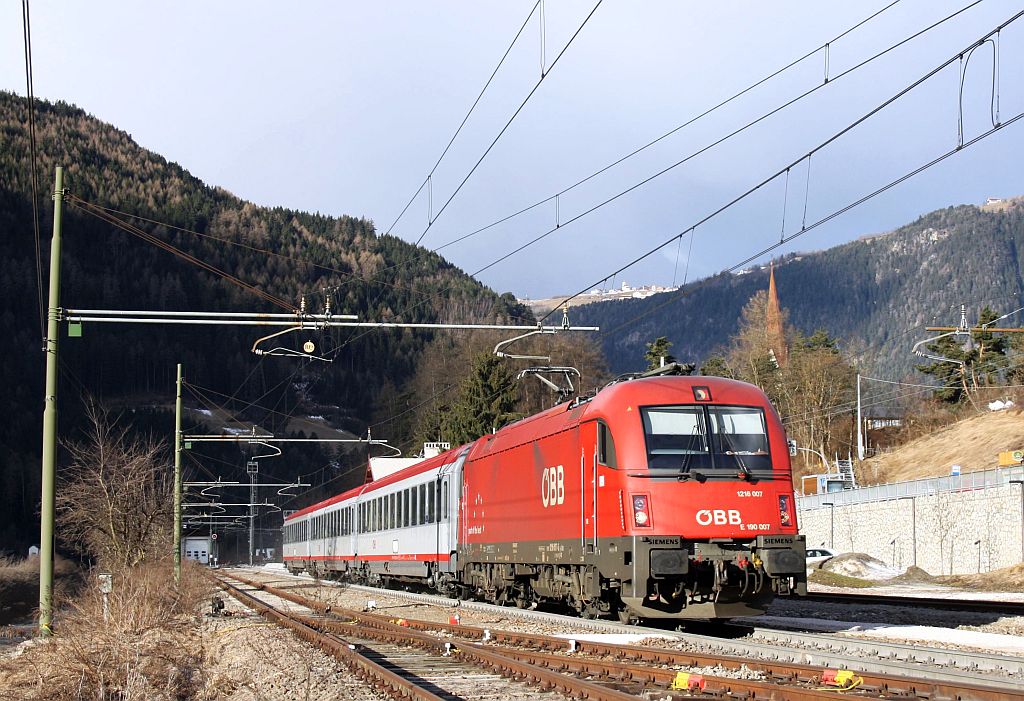 Mit der Verbesserung des Sdtiroler Regionalverkehrs und dem geplanten Taktverkehr zwischen Sd- und Osttirol sollen demnchst die Tiroler  Korridorzge  entfallen. Auf diesem Bild zu sehen ist die 1216 007 mit REX 1871(Innsbruck-Lienz) bei der Durchfahrt in Vintl im Pustertal. 25.02.11