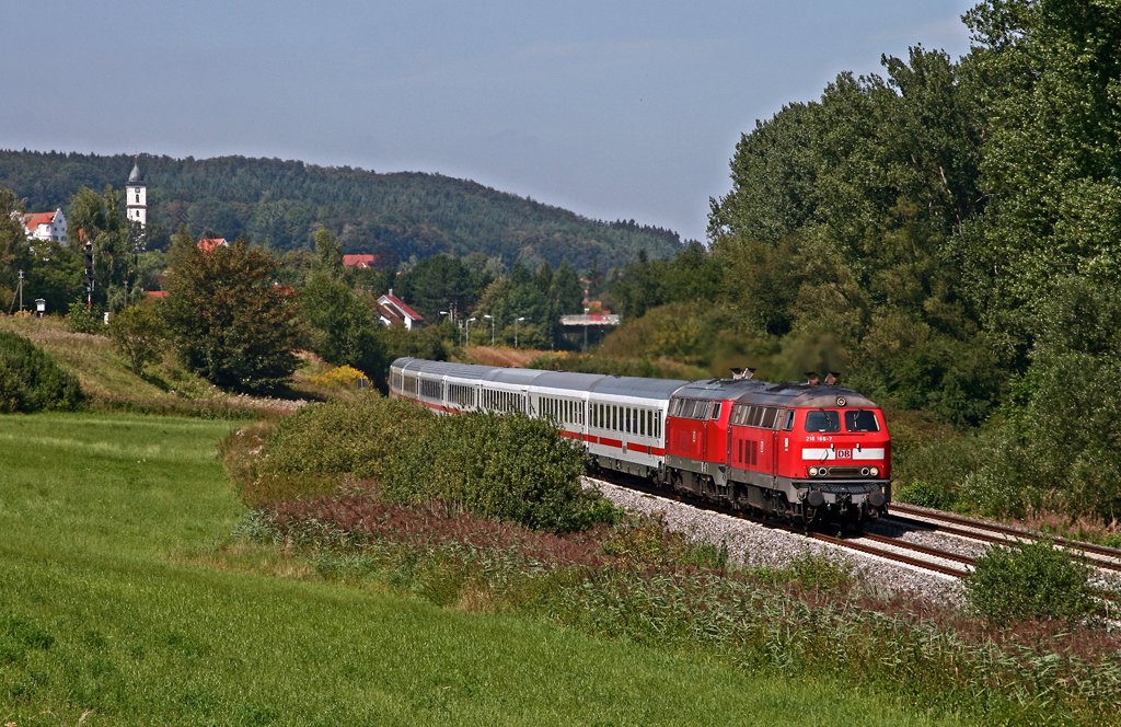 Mit vereinten Krften beschleunigen 218 166 und 218 431 ihren IC 119 von Mnster nach Innsbruck nach dem Halt in Aulendorf bei Zollenreute wieder auf Hchstgeschwindigkeit. Die Aufnahme der beiden beim Betriebshof Ulm beheimateten Maschinen ist bereits historisch, denn die hier fhrende 218 166 wurde mittlerweile leider mit Fristablauf abgestellt.