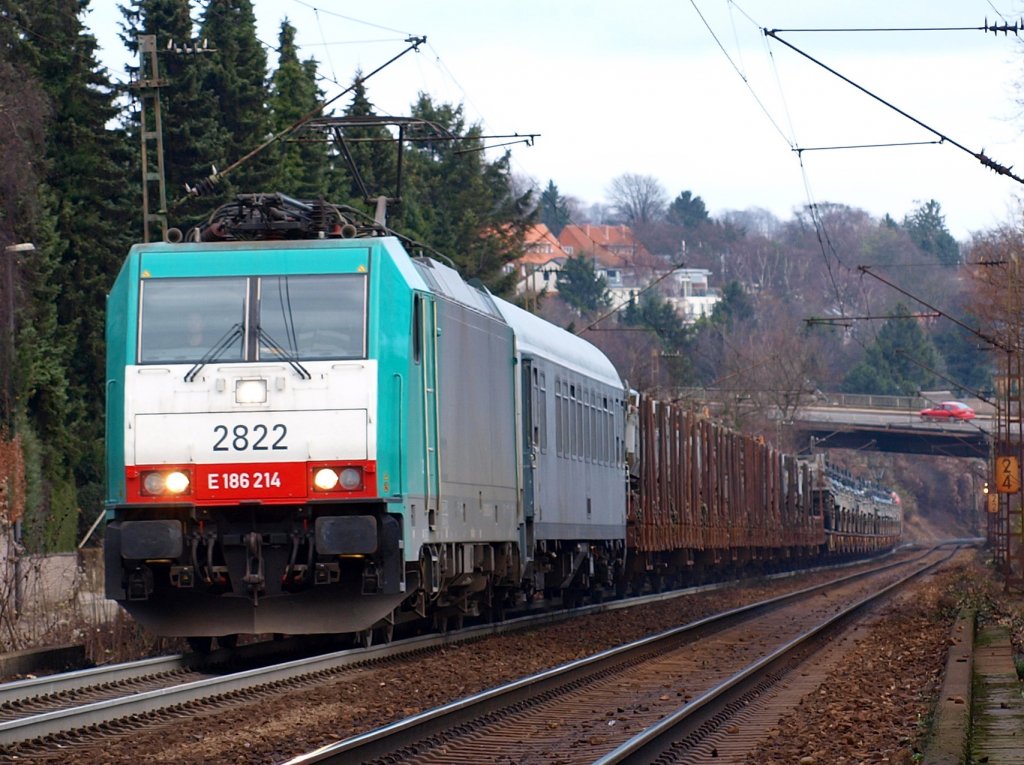 Mit vereinten Kr�ften geht alles. 186 214 zieht einen mit Panzern beladenen belgischen Milit�rzug die Montzenroute von Aachen West zum Gemmenicher Tunnel hoch und wird von 185 184-9 tatkr�ftig als Schubhilfe unterst�tzt.