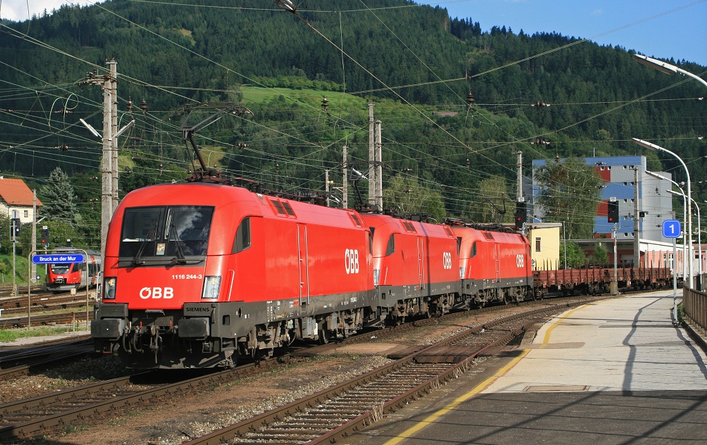 Mit vereinten Krften ziehen die 1116 244 + 1116 230 + 1116 162 den Gterzug 55054 am 3.08.2008 durch den Bahnhof von Bruck/Mur.