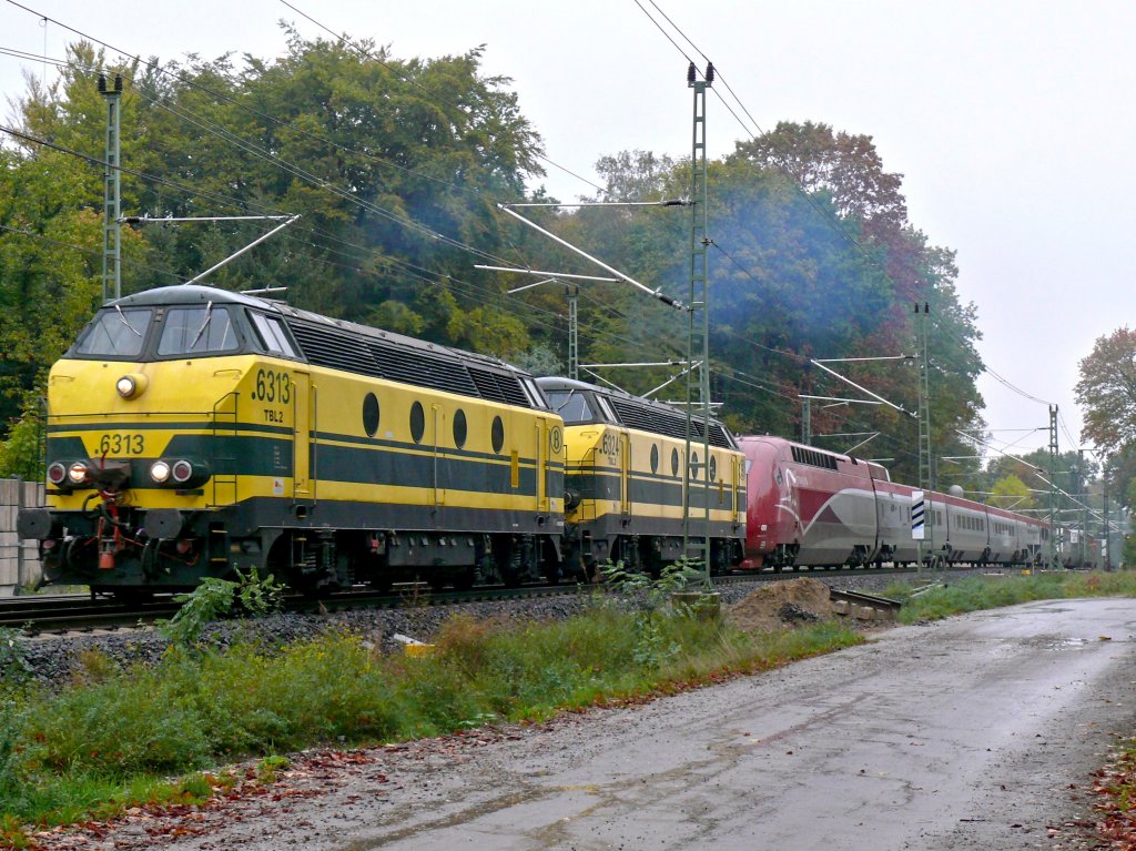 Mit viel Dampfausstoss und typischem Dieselsound ziehen 6313 und 6324 den in Panne gefallenen Thalys 4341 den Ronheider Berg hoch zurck in Richtung Belgien. Aufgenommen am 16/10/2010.