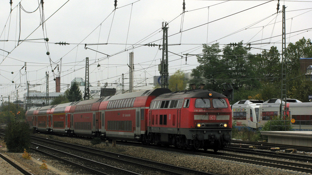 Mit viel Dieselpower zieht die 218 405-9 ihren RE Richtung Mhldorf aus dem Trog des Hauptbahnhofs heraus. Dabei begegnet sie auch noch der BOB zum Hbf. am 19.10.