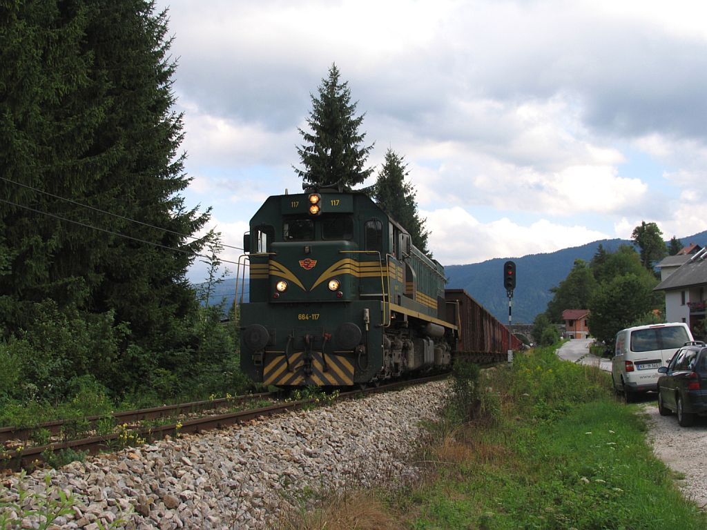 Mit viel Lrm fahrt 664-117 mit einem Gterzug in die Richtung Jessenice bei Spodnje Gorje vorbei am 8-8-2010.