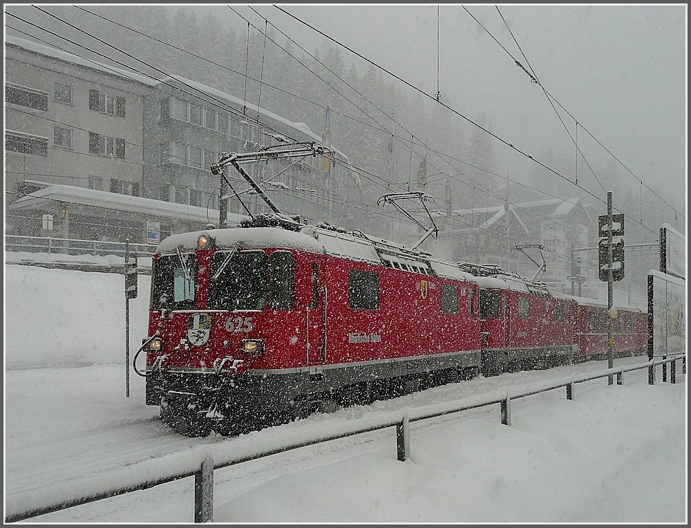 Mit viel Power nehmen Ge 4/4 II 625  Kublis  und 631  Untervaz  am 25.12.09 den Abstieg von Arosa nach Chur in Angriff. (Jeanny)