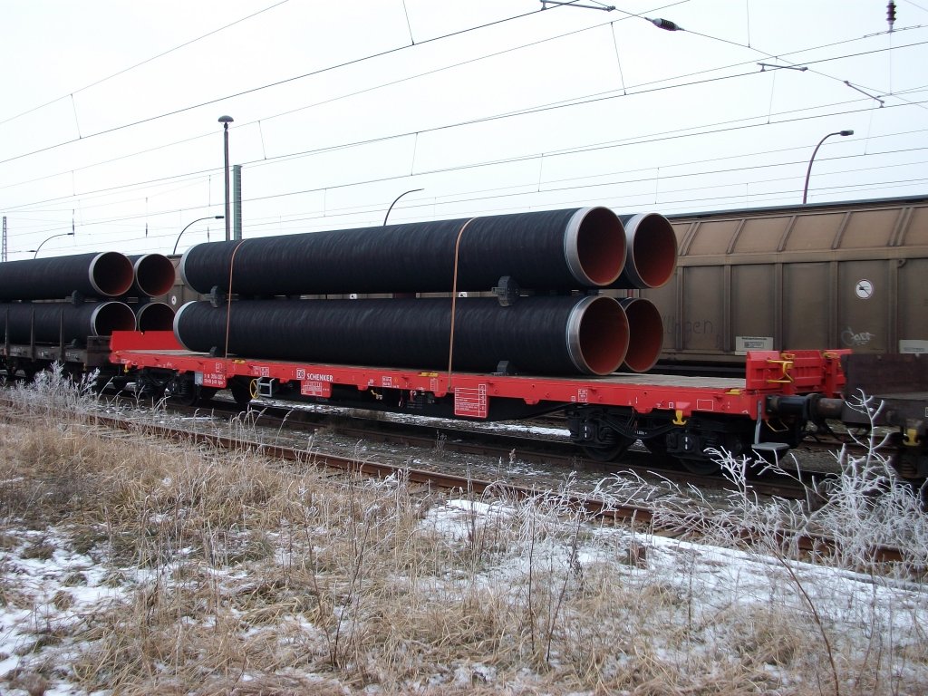 Mit vier neuen Rohren fr die Ostseegasleitung,stand am 30.Januar 2011,dieser Rglns-Wagen 31 80 3554 007-5,beim Betriebshalt in Bergen/Rgen,bevor es weiter ging nach Mukran.