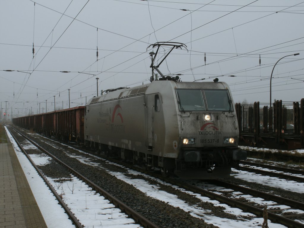 Mit vierzehn Eanos-Wagen am Haken stand die verschmutzte TXL Logistik 185 537,am 18.Februar 2012,in Bergen/Rgen.