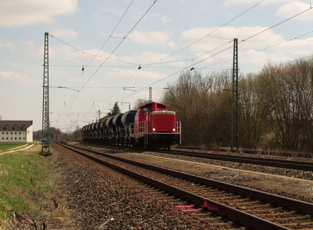 Mit vllig anderem Aussehen brachte die 212 310 -7 den Schotterzug von Railpro wieder zurck. (Die Lok war einfach nur mit der anderen Seite vorraus), ( 06.04.2010, Mangolding)