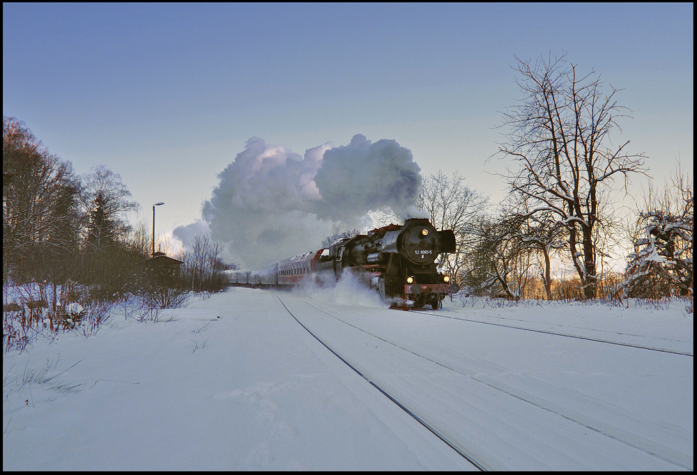 Mit Volldampf durch die winterliche Oberlausitz:
Zwei Sonderfahrten durch die herrlich verschneite Oberlausitz gab es Anfang Dezember von den Ostschsischen Eisenbahnfreunden. Die erste fhrte am Vormittag bei knackigen -14C von Lbau ber Bautzen & Bischofswerda nach Wilthen. Hier hat die 52 8080 gerade die Steigung vor dem Bahnhof Neukirch ( Lausitz ) West berwunden. Nur die Sonne erreicht diesen Punkt im Winter leider nicht - ich wollte euch diese schne Szene aber trotzdem nicht vorenthalten ;-)
04.12.2010
