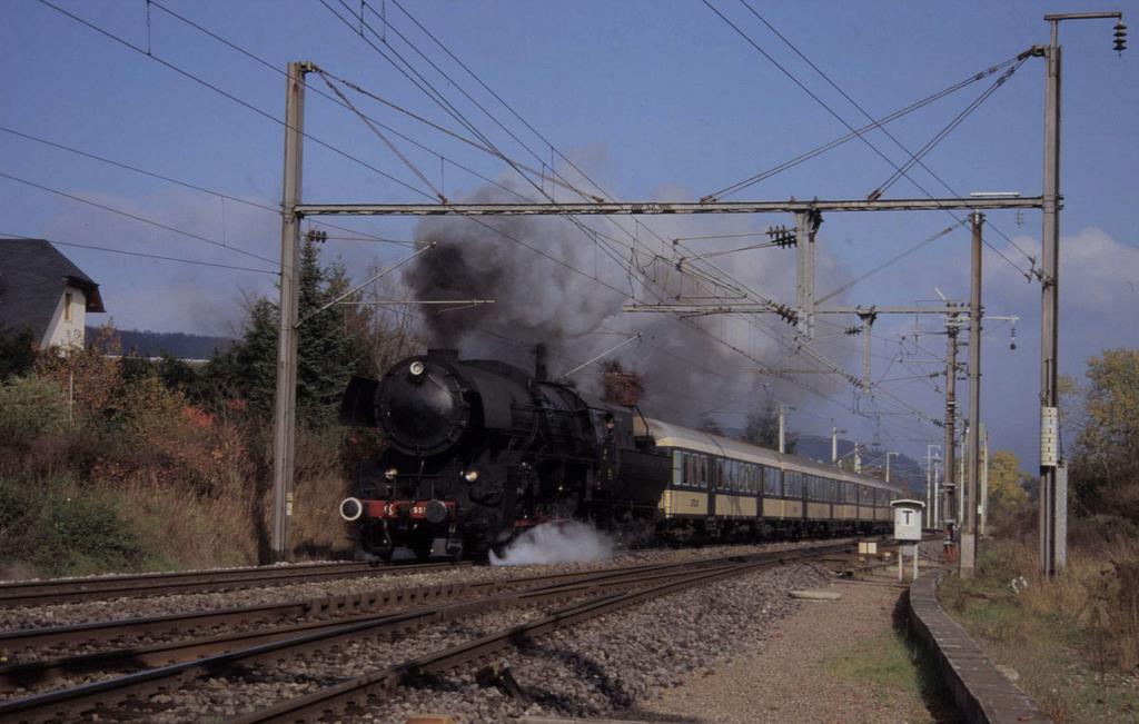 Mit Volldampf fhrt hier am 31.10.2004 die CFL 5519 mit einem Sonderzug 
aus Trier kommend in Oetrange durch zum Hauptbahnhof Luxembourg.