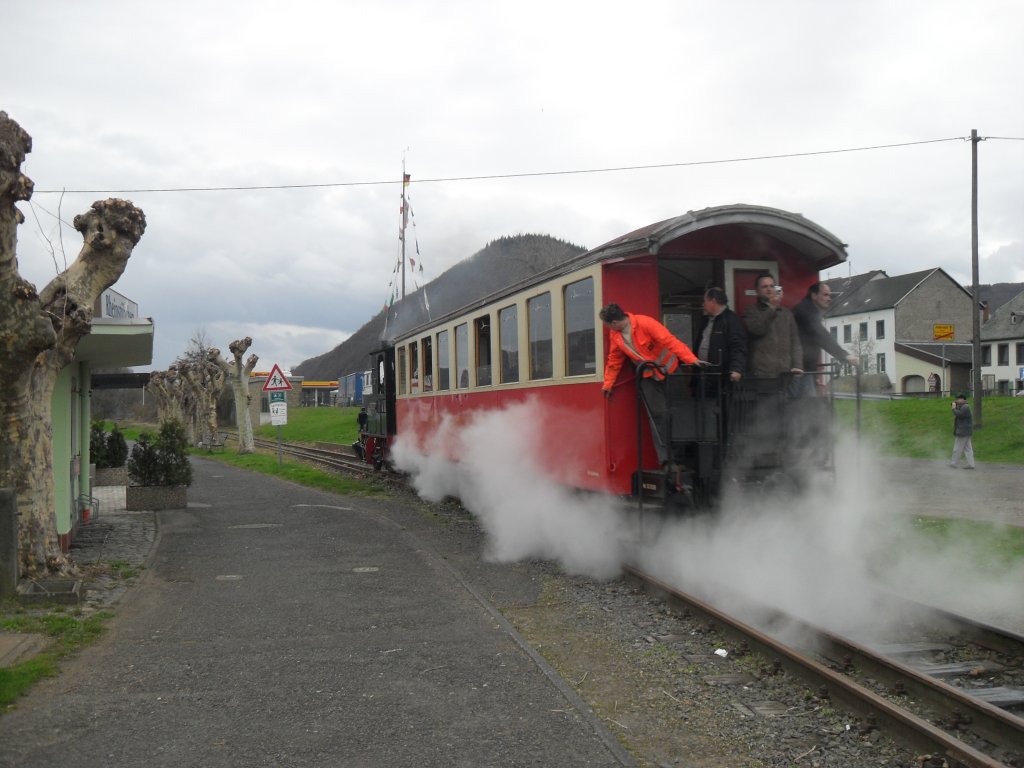 Mit Volldampf fhrt Lok Franzburg des DEV mit einem kleinen Personenzug auf der Hafenstrecke der Brohltalbahn am 3.4.10.