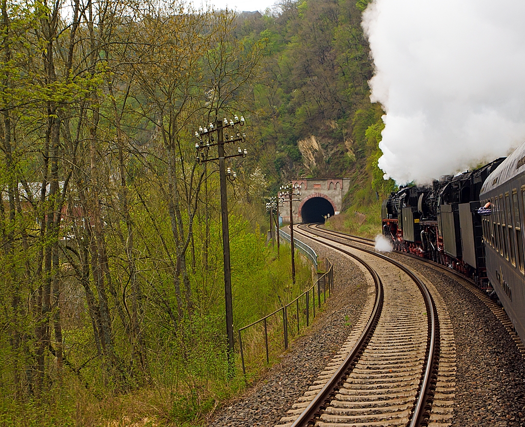  Mit Volldampf in den Frhling  ging es am Sonntag, den 28. April 2013 (eine Sonderfahrt von Zugtouren.de), in Richtung Darmstadt-Kranichstein. 

Schnellzuglokomotiven 01 118 und  012 066-7 (01 1066) ziehen unseren Sonderzug, auf der Lahntalbahn (KBS 625), an der Lahn entlang, hier kurz vor  dem Cramberger Tunnel (bei Balduinstein).