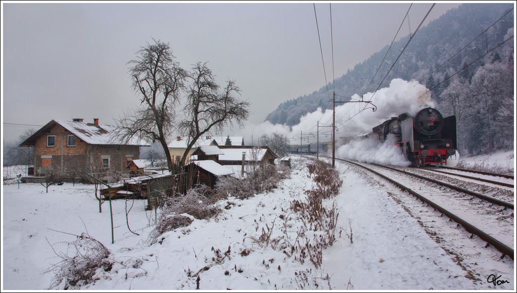 Mit Volldampf rauscht SZ 06-018 (Borsig Bj 1930) mit dem Sonderzug 16155 (Marburg - Koper) durch den kleinen Ort Cesta v Kresnice, nahe Ljubljana. 12.12.2012