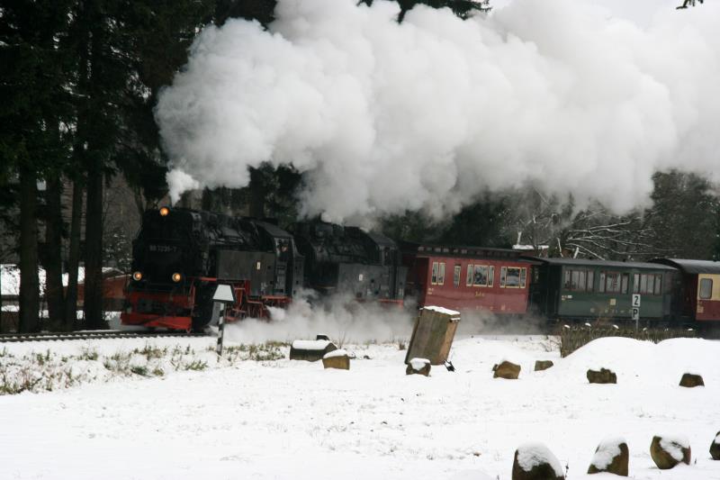 Mit Volldampf ziehen 99 7235 und 99 6001 den P 8920 von Elend nach Drei-Annen-Hohne; 13.02.2011