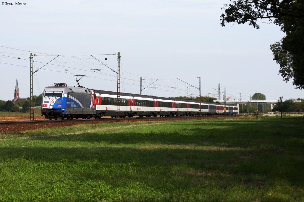 Mit voller Geschwindigkeit von 200 km/h rast 101 060  60 Jahre Bundespolizei  mit dem EC 7 Hamburg-Chur dem nchsten Halt Karlsruhe Hbf entgegen. Aufgenommen am 23.09.2012 bei Graben-Neudorf.