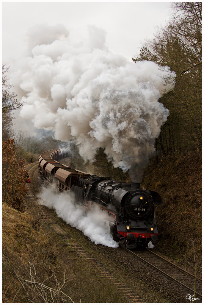 Mit voller Kraft, zieht 44 2546 den Gterzug DGz 204 von Eisenach nach Meiningen. Eisenach 11.04.2013