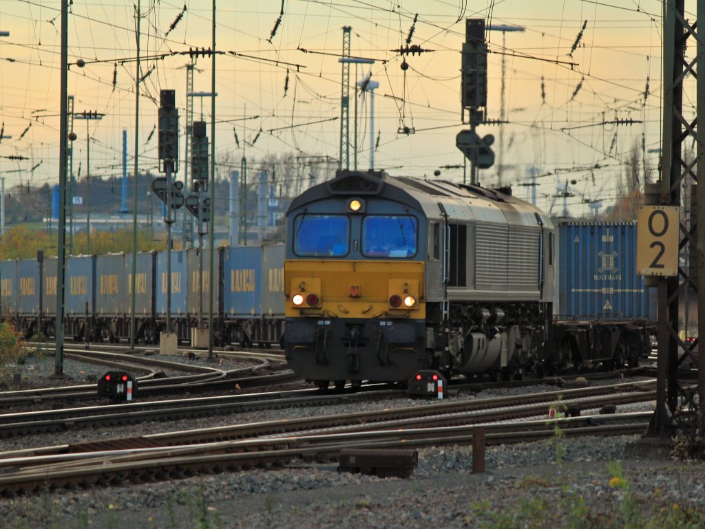 Mit Vollgas zieht die Class66 DE6307 von Crossrail am 05.11.2011 die  Blaue Wand , den Bulkhaul-Containerganzzug aus Aachen West um mit gengend Schwung auf die Rampe der Montzenroute nach Belgien fahren. 
