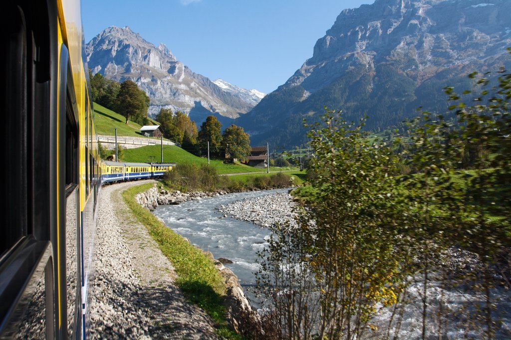 Mit Wehmut blicke ich am 02.10.2011 zurck, hier zwischen Grindelwald und Lauterbrunn. Mit der Berner Oberland-Bahn (BOB) geht es wieder Retour von Grindelwald via Lauterbrunn nach Interlaken Ost.