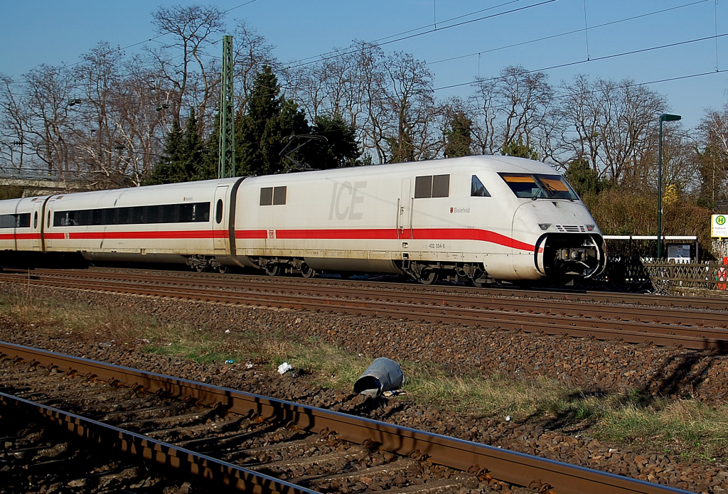 Mit weit ge�ffneter  Klappe  ist der ICE Bielefeld hier von D�sseldorf nach Duisburg unterwegs. Zusehen ist er am Sonntag den 20. M�rz 2011 in Angermund.