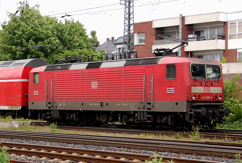 Mit Werbung fr die BUGA in Koblenz, kommt gerade die 143 168-3 aus Odenkirchen in den Rheydter Hbf eingefahren. Jetzt ist es bis zur Endstation Mnchengladbach nicht mehr weit. 16.5.2011