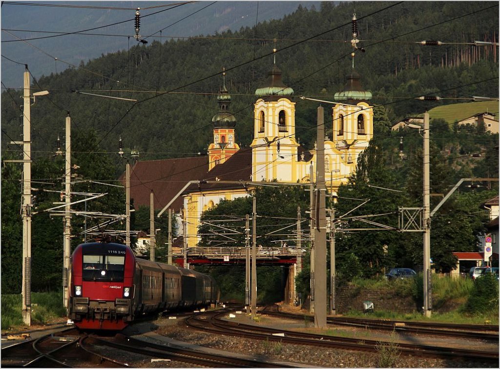 Mit der Wiltener Basilika im Hintergrund, fhrt Railjet 568, kurz vor der Durchfahrt im Innsbrucker Westbahnhof, Richtung Bregenz. 30.6.12