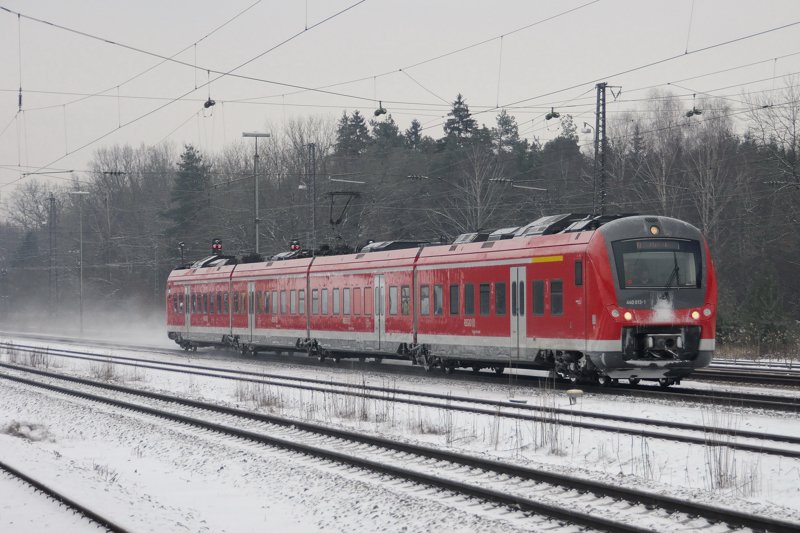 Mit der Zeit werden sie wetterfester: Nach Problemen mit Tren und Toiletten, brachte der erste Rauhreif an der Oberleitung wieder eine neue Erfahrung mit den 440ern ans Tageslicht. Da der Kontakt vom Stromabnehmer kurzzeitig zum Fahrdraht abriss, schaltete sich der Antrieb ab und konnte nur durch einen Neustart des Bordrechners wieder zur Arbeitsaufnahme animiert werden. Inzwischen sorgt ein Update der Software dafr, dass dieses Problem gelst zu sein scheint. (Neuoffingen, 21.12.2009).