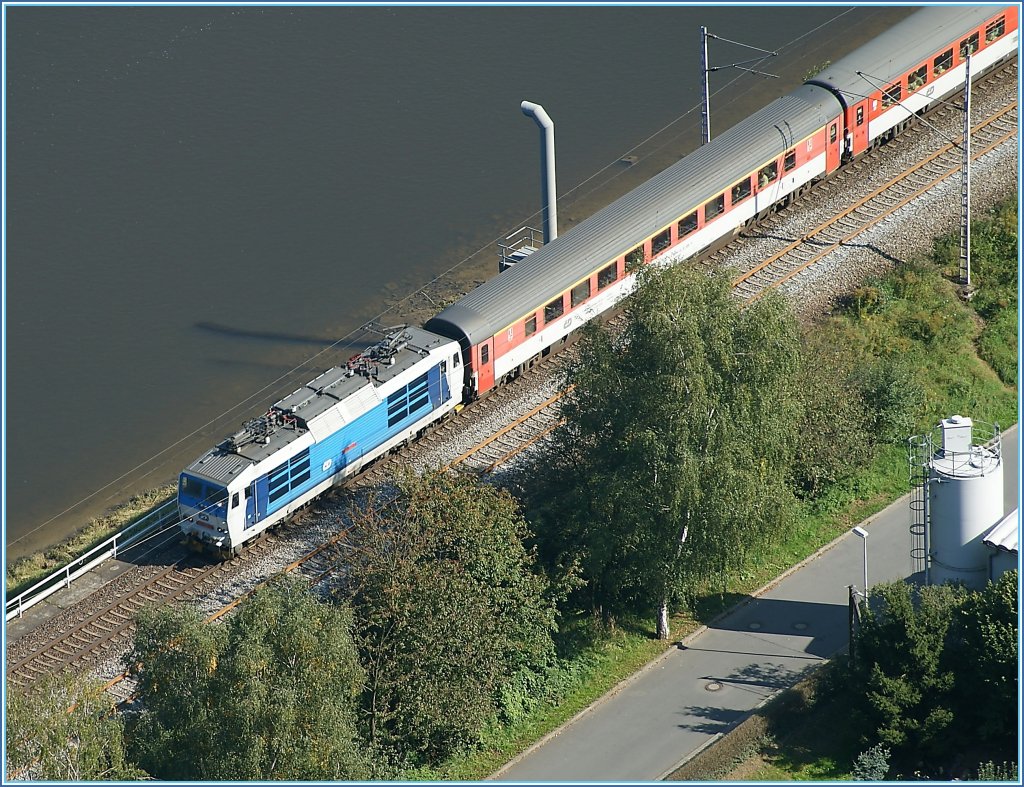 Mit ziemlich viel Zoom von den Bergen der  Schsischen Schweiz  aus fotografiert: CD 371 002-7  Jozin  (mit EC nach Stralsund) bei Knigstein am 22. September 2010.