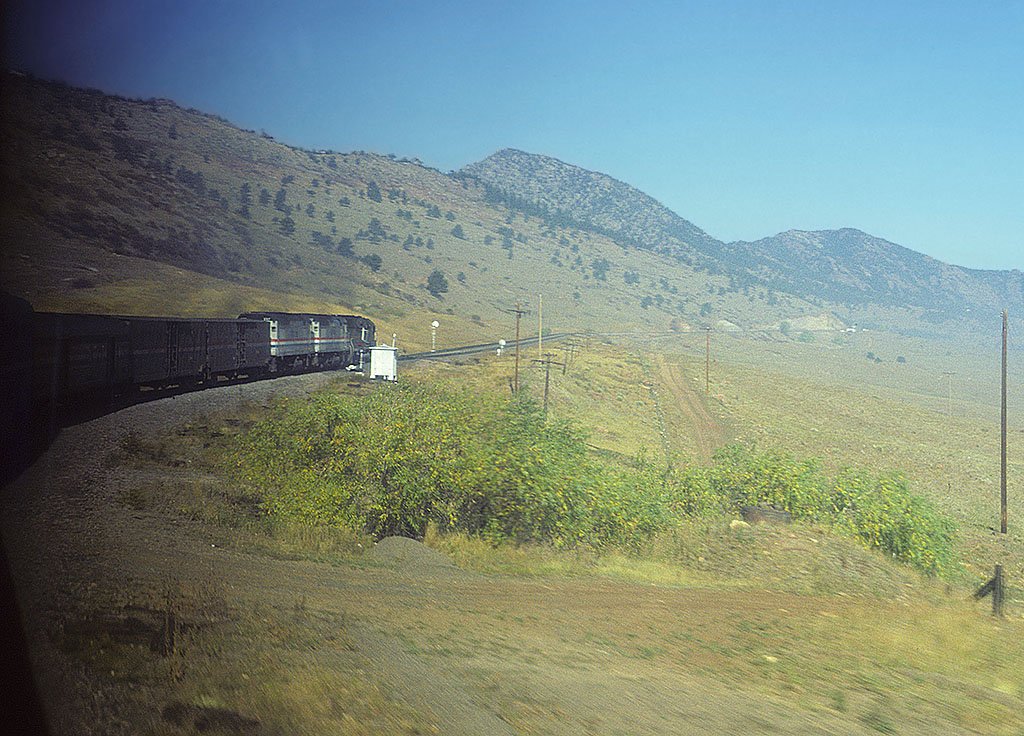 Mit zwei Amtrak F40PH und einer Rio Grande als Vorspann gehts von Denver in die Steigungen der Rocky Mountains hinauf Richtung Moffat-Tunnel. Aufnahme aus dem Doppelstock-Superliner, Okt. 1988, HQ-Scan ab Dia.
