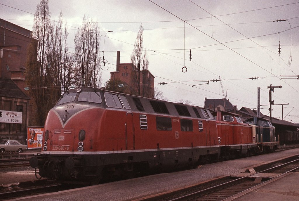 Mit zwei V 100 im Schlepp durchfährt 220 080-6 am 23.04.1976 den Bahnhof Peine 