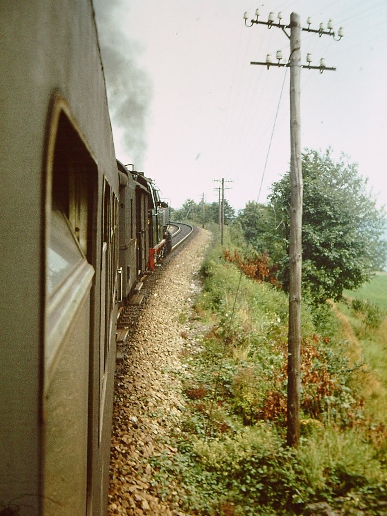 Mitfahrt im Personenzug nach Sonneberg ,hier kurz vor dem Lippelsdorfer Tunnel in krftiger Steigung am 14.09.1978 Dia gescannt