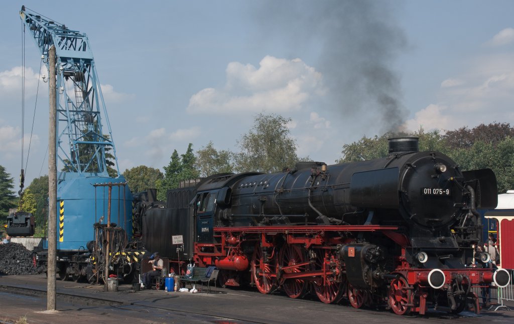 Mittagspause: 011 075 in Beekbergen, dem Lokfhrer scheint's zu schmecken und die Lok bekommt neue Kohlen (03.09.2011)