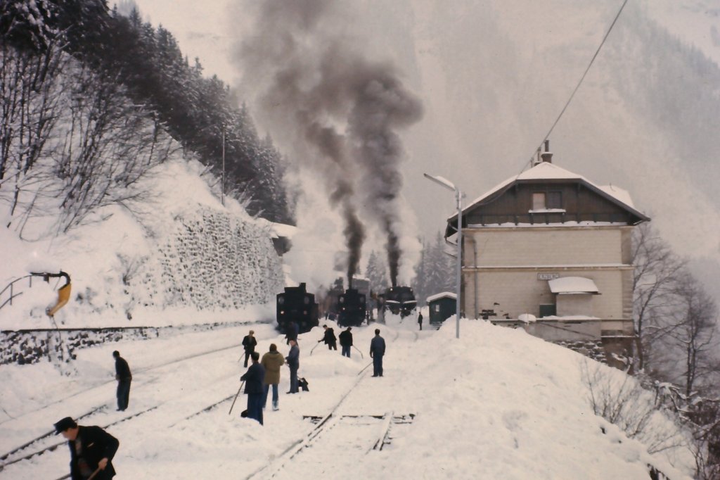 Mitte der 1970er Jahre haben viele Menschen und ein Schneepflug im Bahnhof Erzberg für den reibungslosen Abtransport des gewonnenen Erzes mit den mit 97ern (hier: 97 204 und 97 209) bespannten Erzzügen nach Vordernberg gesorgt.